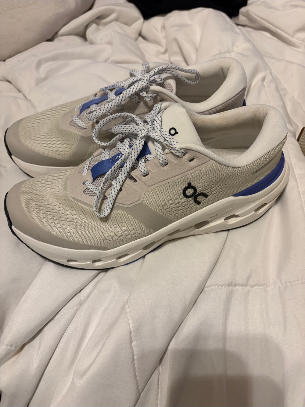 On Running womens Neutral Running Sneakers - White / gray